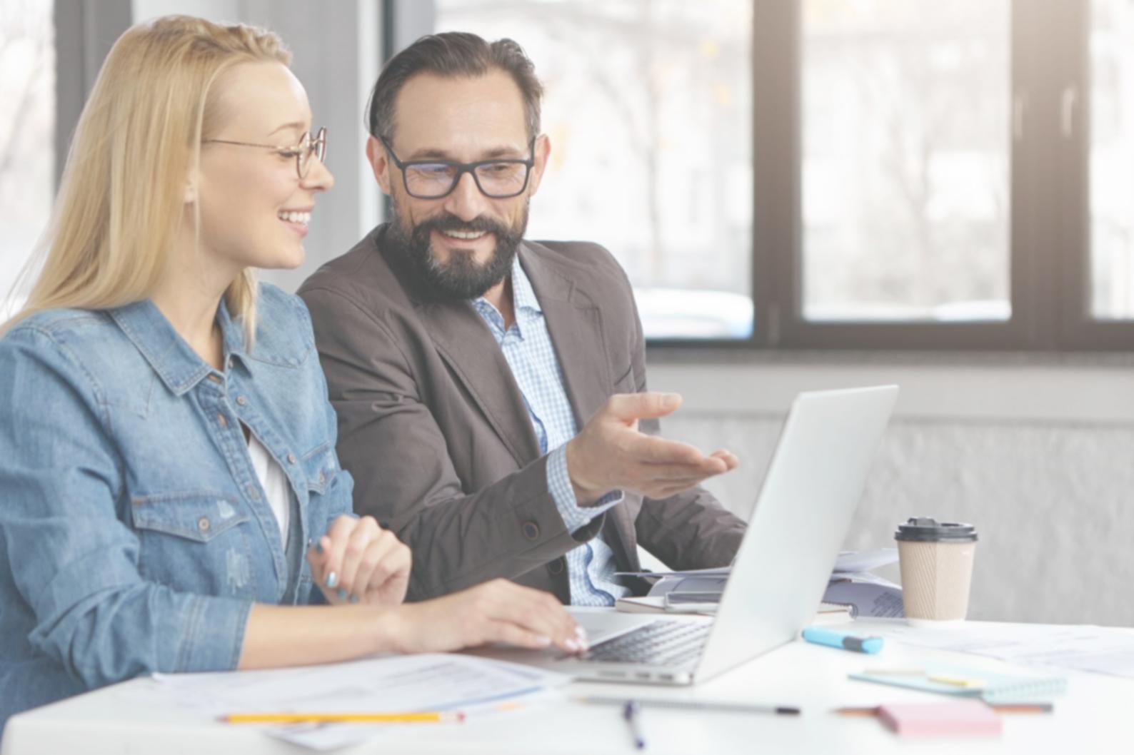 Équipe d'analystes financiers travaillant sur des données comparatives d'entreprises